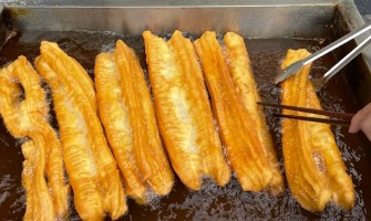 早餐油條制作技術，教你做出外脆內軟的完美油條！